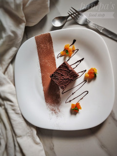 চকোলেট ডেকাডেন্ট কেক(Chocolate decadent cake recipe in Bengali) রেসিপির প্রধান ছবি