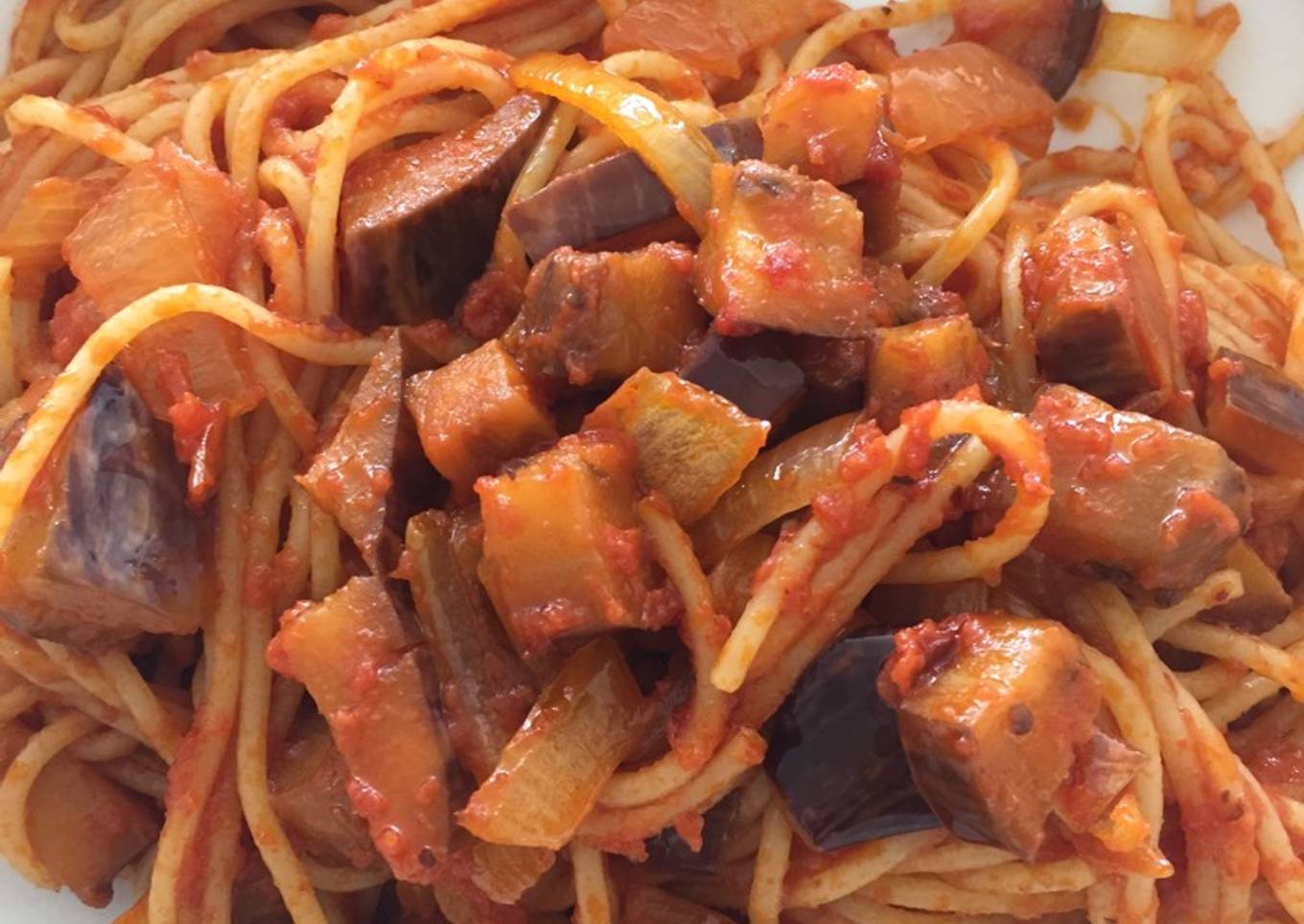 Espagueti con berenjena y salsa de tomate