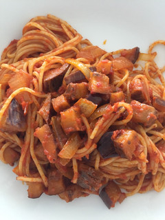 Una foto de Espagueti con berenjena y salsa de tomate