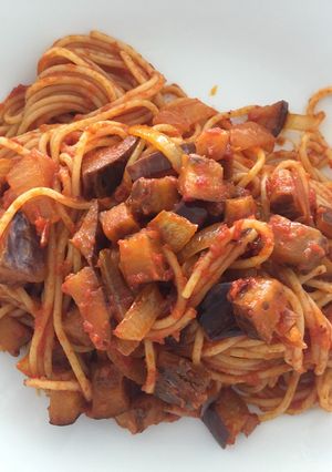 Una foto de Espagueti con berenjena y salsa de tomate
