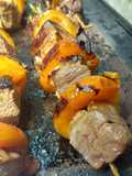 Brochette de magret de canard, abricot et romarin