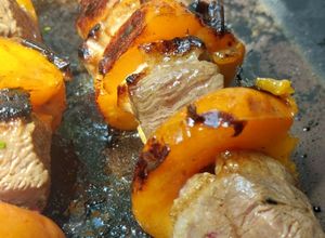 Une photo de Brochette de magret de canard, abricot et romarin