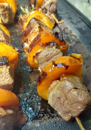 Une photo de Brochette de magret de canard, abricot et romarin
