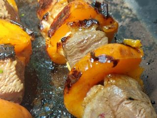 Brochette de magret de canard, abricot et romarin