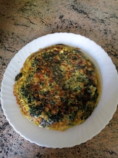 Una foto de Tortilla de acelgas con jamón serrano y piñones