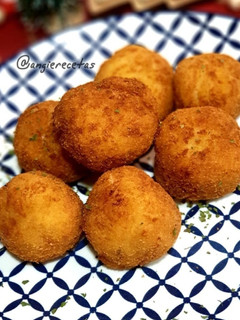 Una foto de Croquetas de tomate cherry y queso