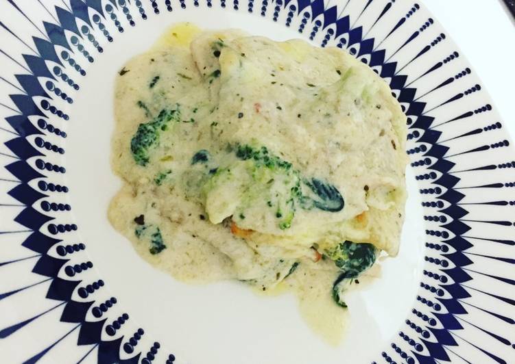 Lasanha de brócolis/peito de peru e molho de espinafre