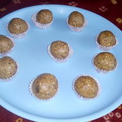 A picture of Peanuts oats ladoo.