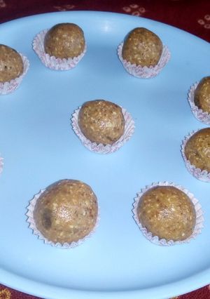 A picture of Peanuts oats ladoo.