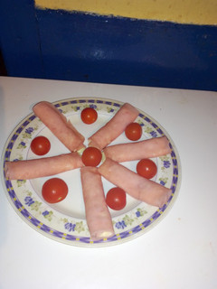 Una foto de Rollitos de jamón York y queso👩🍳👌