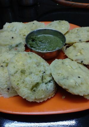 मुगाची इडली (moongachi idli recipe in marathi) रेसिपी चे मुख्य फोटो 