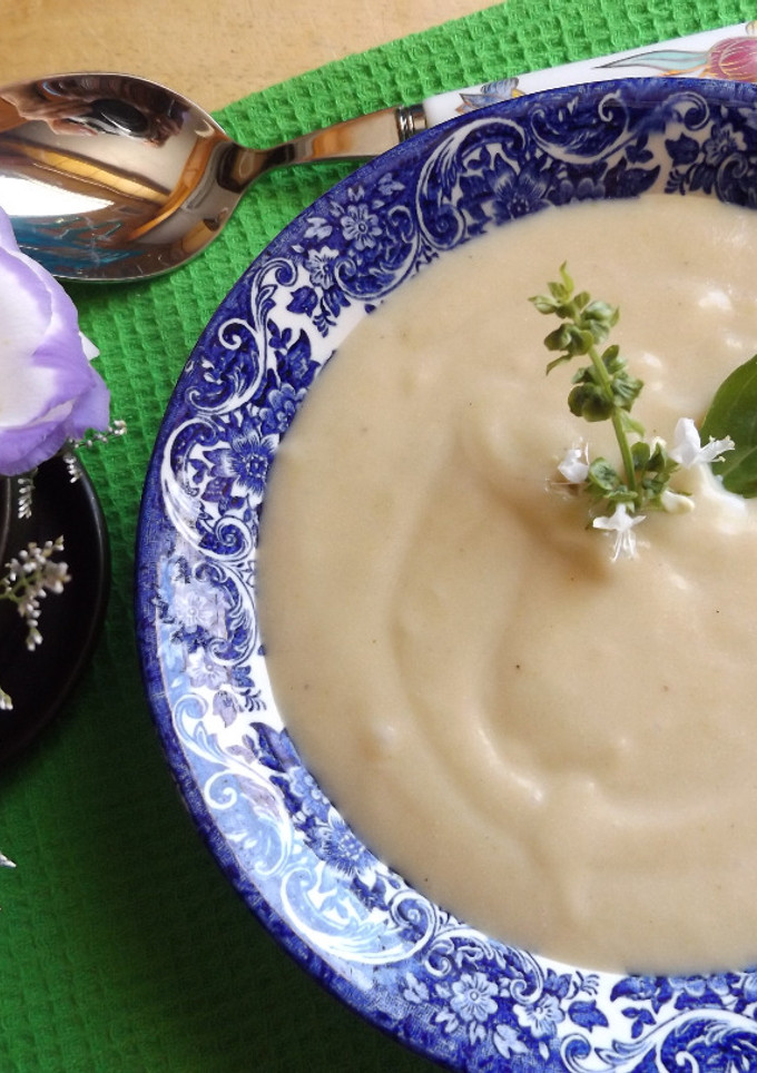 Una foto de Sopa fría de nabos al aroma de nuez moscada