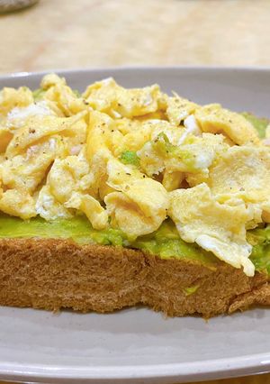Hình của món Eat clean: Bánh mì kẹp bơ, trứng gà.