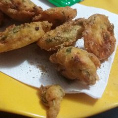 A picture of Aloo pakora.