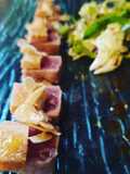Tataki de atún con huevas de mujol