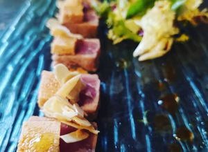 Una foto de Tataki de atún con huevas de mujol