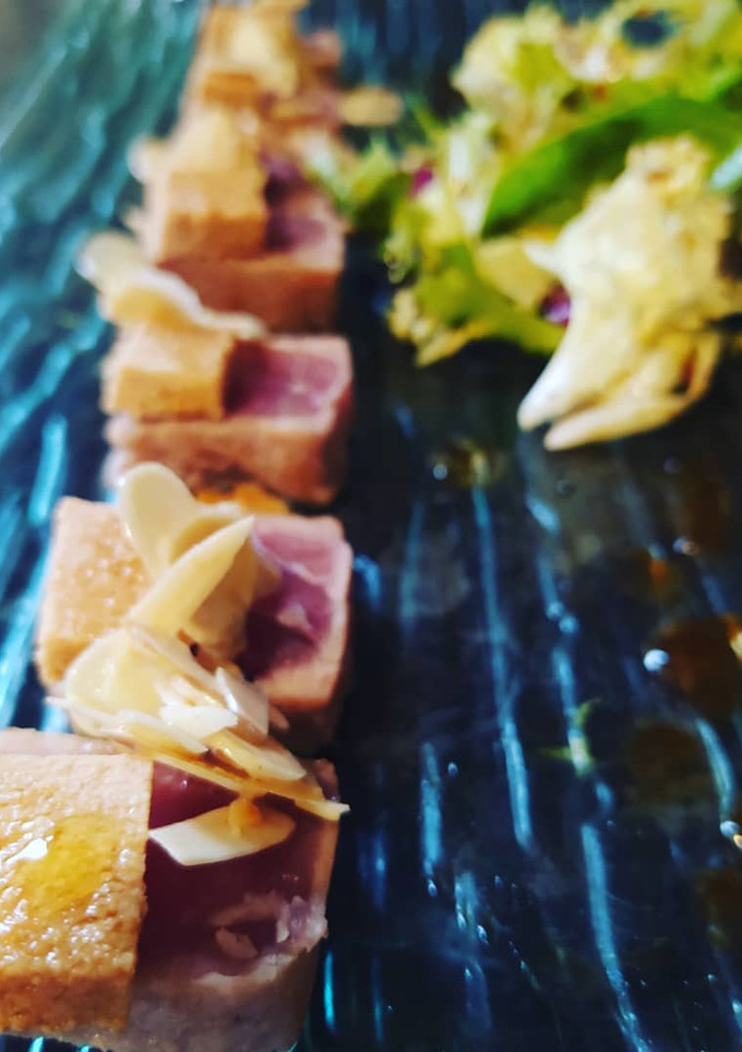 Una foto de Tataki de atún con huevas de mujol