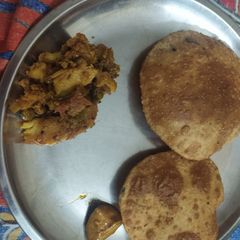 A picture of Fried aaloo ghobi with puri.