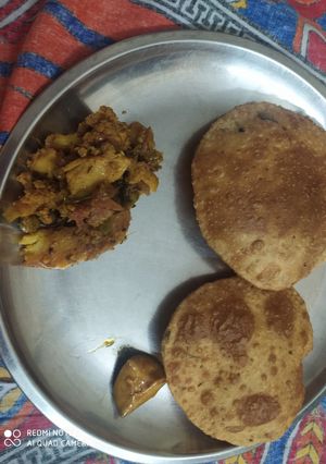 A picture of Fried aaloo ghobi with puri.