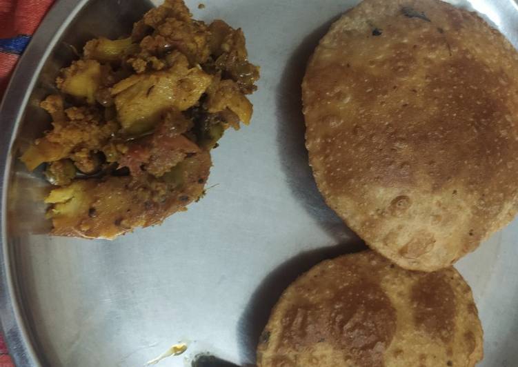 Fried aaloo ghobi with puri