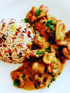 Una foto de Mollejas de pollo al curry con arroces de colores