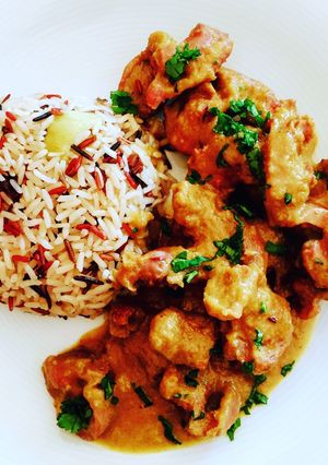 Una foto de Mollejas de pollo al curry con arroces de colores