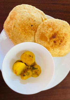 A picture of Radhaballavi (stuffed puris).