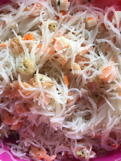 Una foto de Fideos chinos con gambas, salmón y delicias