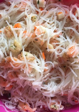 Una foto de Fideos chinos con gambas, salmón y delicias