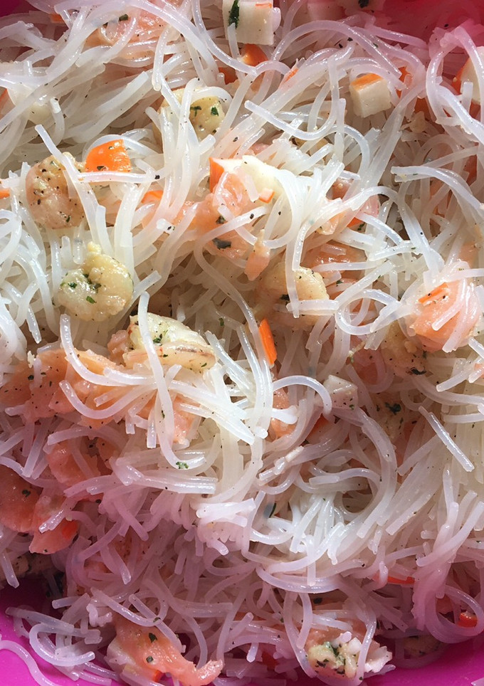 Una foto de Fideos chinos con gambas, salmón y delicias