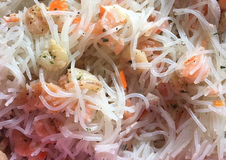 Fideos chinos con gambas, salmón y delicias