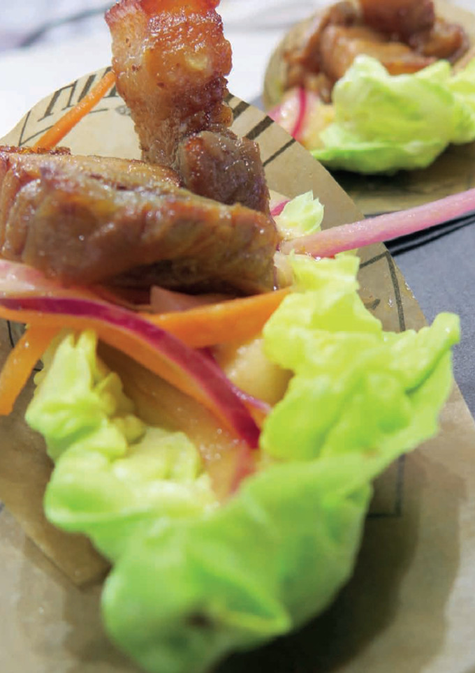 Una foto de Castañuela braseada en hoja de higuera con curry de coco
