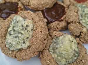 Una foto de Galletitas Pepas de Avena y Harina Integral con Roquefort, Membrillo y Dulce de Leche