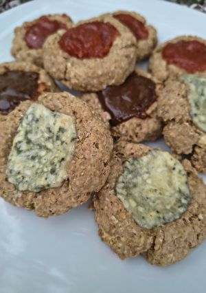 Una foto de Galletitas Pepas de Avena y Harina Integral con Roquefort, Membrillo y Dulce de Leche
