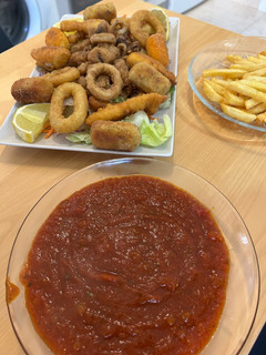 Una foto de Fritura de pescado y salsa de tomate para acompañar