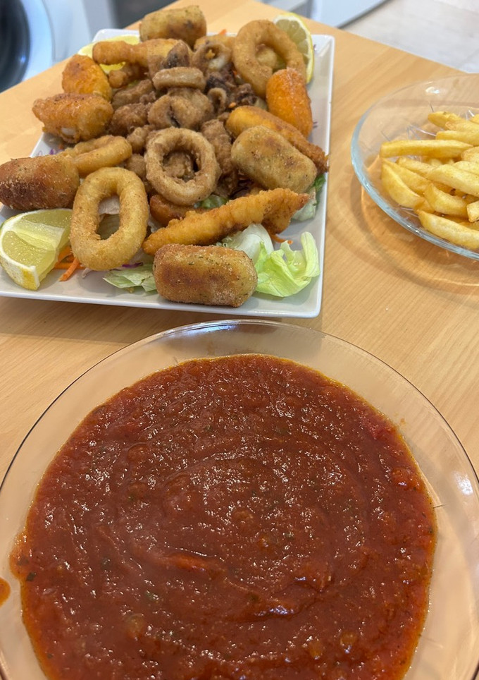 Una foto de Fritura de pescado y salsa de tomate para acompañar