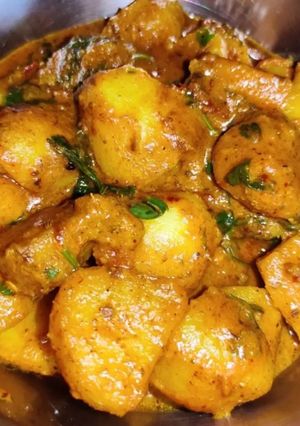 ধনে পাতায় আলুর দম(dhone patay aloor dum recipe in Bengali) রেসিপির প্রধান ছবি