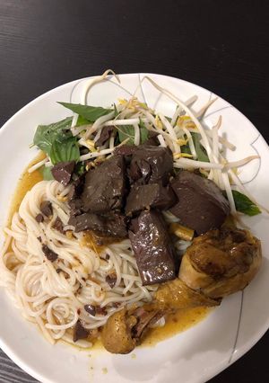 Hình của món Bánh Tằm Gà Cay.
