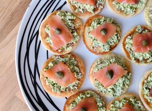 Hình của món Blini (Bánh Xèo Nga) Với Cá Hồi Xông Khói.