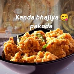 A picture of Kanda bhajiya / pakoda (Mumbai style Kanda bhajiya).