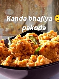A picture of Kanda bhajiya / pakoda (Mumbai style Kanda bhajiya).