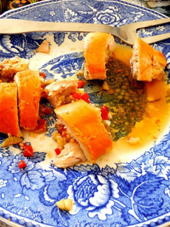 Una foto de Pechuga barroca con pulque, picadillo de frutas con frutos secos y piñón