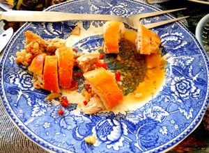 Una foto de Pechuga barroca con  pulque, picadillo de frutas con frutos secos y piñón