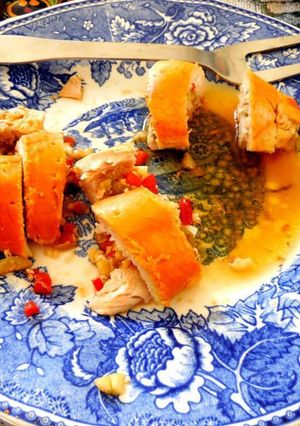 Una foto de Pechuga barroca con  pulque, picadillo de frutas con frutos secos y piñón