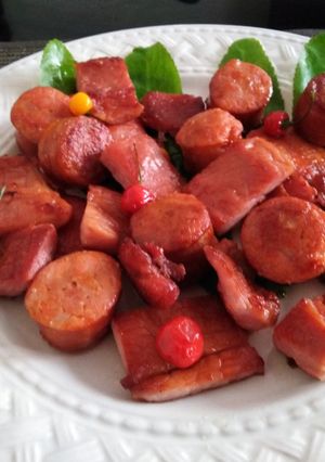 Una foto de Piqueo de cecina y chorizo ahumado👍🇵🇪