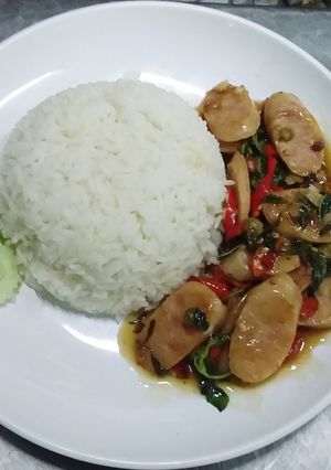 รูปของ แหนมไก่ผัดใบกะเพราราดหน้าข้าว