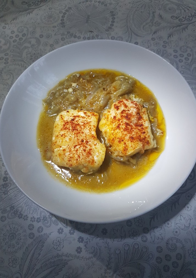Una foto de Bacalao encebollado
