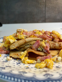 Foto principal de Tortitas con huevos revueltos y bacon