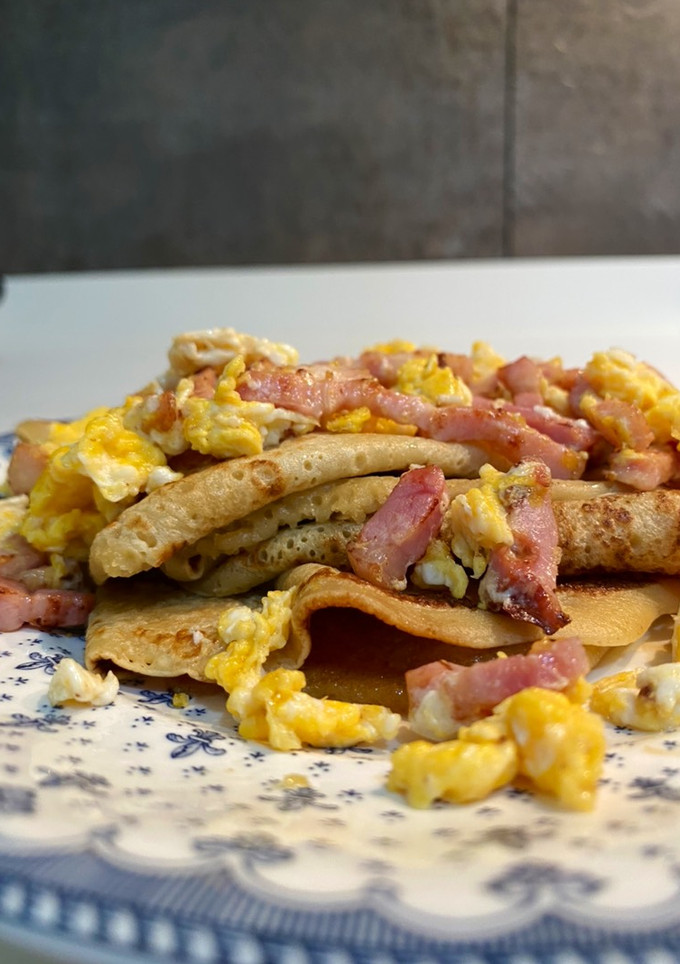 Una foto de Tortitas con huevos revueltos y bacon
