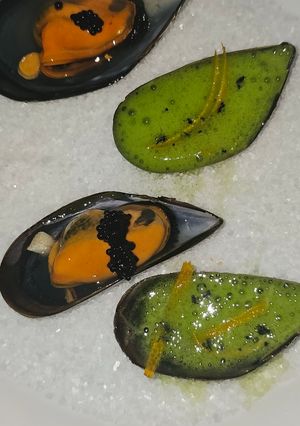 Una foto de Mejillones gelatinados con espuma de perejil